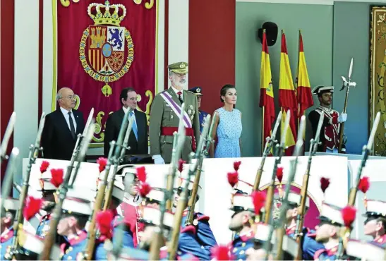  ?? EP ?? Felipe VI y Doña Letizia, ayer, en el palco durante el desfile del Día de las Fuerzas Armadas en Huesca