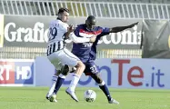  ??  ?? Vicenza Daniel Adejo «morde» su Petagna dell’Ascoli