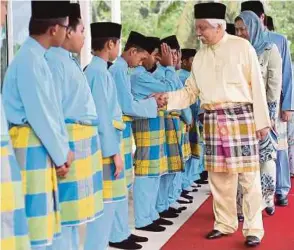  ??  ?? Tuanku Muhriz berkenan bersalam dengan pelajar tahfiz selepas merasmikan Majlis Perasmian Maahad Tahfiz Al Ammar oleh Yayasan Al Ammar di Kampung Kanchong, Rantau.