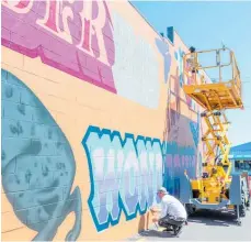  ?? Photo / Milly Fullick ?? Ross Liew and Margarita Vovna create a mural on Runanga St.
