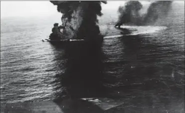  ?? DR/COLL. CHRIS GOSS ?? L’attaque du pétrolier finlandais Josefina Thordén le 19 mai 1941 par le “Condor” du hptm Fliegel.