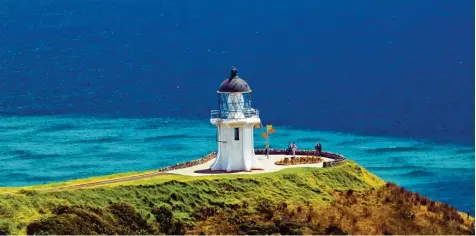  ?? Foto: Tengquay Lim, fotolia ?? Der Leuchtturm am Kap Reinga in Neuseeland ist ein beliebtes Ziel von Touristen. Sie kommen, um zu sehen, wie zwei Meere zu einem werden.