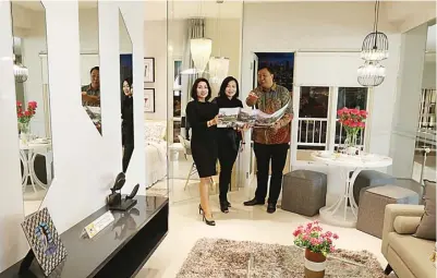  ?? FRIZAL/JAWA POS ?? ELEGAN: Dari kiri, Marketing Manager East Coast Mansion Sindi Dwirani, General Manager Finance Pakuwon Group Fenny, dan General Manager Marketing Pakuwon Group Agung Nugroho melihat show unit apartemen East Coast Mansion di Surabaya kemarin.