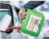  ?? FOTO: WELLER/DPA ?? E-Fuel-Autos sind nach aktuellen Studien kaum klimafreun­dlicher als