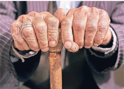  ?? FOTO: ISTOCK ?? Diese Hände haben schon viel im Leben angepackt. Jetzt führen sie den Stock, der im Alter das Gehen erleichter­t.