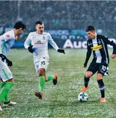  ?? FOTO: JANA BAUCH ?? Borussias bester Torschütze, Thorgan Hazard (r.), blieb auch beim 2:2 im winterlich­en Heimspiel gegen Werder Bremen ohne Treffer.