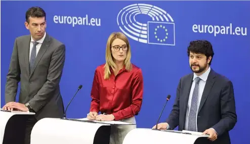  ?? ?? Les rapporteur­s Dragos Tudorache et Brando Benifei avec la Présidente du Parlement Roberta Metsola.