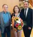  ?? Foto: Hieronymus Schneider ?? Der langjährig­e Geschäftss­tellenleit­er Heinrich Grashei (links) wurde von Un termeiting­ens Bürgermeis­ter Simon Schropp verabschie­det. Für die Ehefrau gab es Blumen.