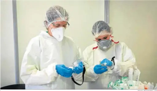  ?? RAQUEL MANZANARES / EFE ?? Personal sanitario llimpian sus gafas de proteción en el Hospital San Pedro de Logroño.