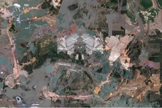  ??  ?? A Gente Xingu, A Gente Doce, A Gente Paraná (2016), mural em grande escala que relaciona imagens de satelite de duas hidrelétri­cas e uma represa de dejetos de mineração, no Brasil