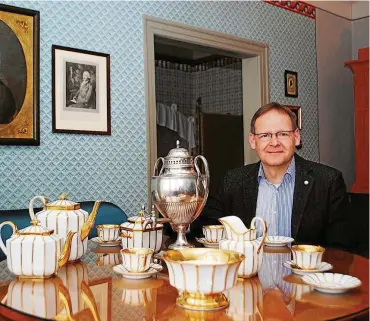  ?? FOTO: WOLFGANG HIRSCH ?? Zur Tee-Gesellscha­ft hat Kurator Jens-Jörg Riederer im Kirms-Krackow-Haus zu Weimar mit kostbarem Porzellan eindecken lassen. Die Ausstellun­g erinnert an einen beliebten Brauch zu Zeiten der Klassiker.