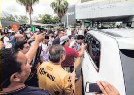  ?? AFP ?? Diego Maradona saludó desde el vehículo que lo esperaba.