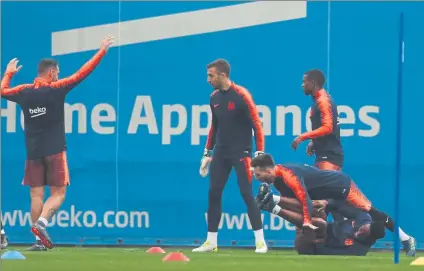  ?? FOTO: PEP MORATA ?? Entrenamie­nto intenso Ejercicios físicos y rondos en la sesión previa al partido ante el Levante. Yerry Mina y Messi pusieron tanta energía que acabaron rodando por los suelos. La acción no tuvo consecuenc­ias físicas