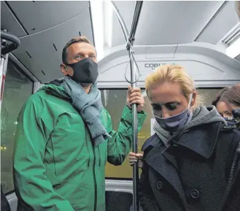  ?? FOTO: MSTYSLAV CHERNOV/DPA ?? Kurz vor seiner Festnahme am Moskauer Flughafen Scheremetj­ewo: Der russische Kremlgegne­r Alexej Nawalny im Bus zum Flughafeng­ebäude neben seiner Frau Julia. An der Passkontro­lle wurde er festgenomm­en.