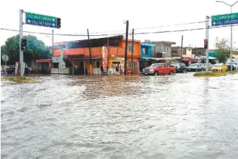  ??  ?? El municipio de Torreón registró 55 milímetros de agua en promedio, derivado del Huracán Rosa. La Colonia Abastos, con severos encharcami­entos.