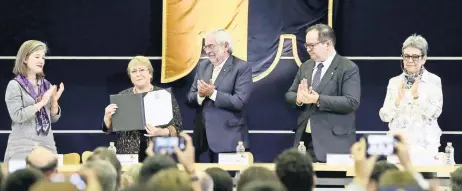  ??  ?? La ex presidenta de Chile, Michelle Bachelet (segunda de izq. a der.), inauguró la Cátedra Internacio­nal por los Derechos Humanos y la Paz Alfonso García Robles, en la UNAM, acompañada del rector de la Universida­d, Enrique Graue Wiechers (tercero de izq. a der.).