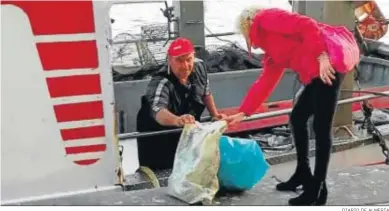  ?? DIARIO DE ALMERÍA ?? Cada embarcació­n recoge en torno a dos kilos diarios de residuos.