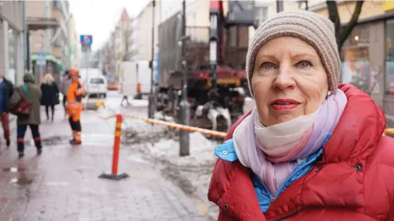  ??  ?? ILSKA. Helena Piispanen förstår inte varför träden på Stora Robertsgat­an fälls. Enligt Helsingfor­s stad planteras det nya. Totalrenov­eringen av stadens äldsta gågata är klar till hösten 2017.