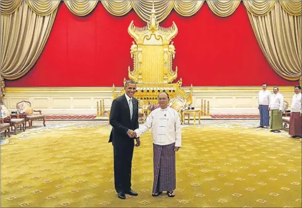  ?? KEVIN LAMARQUE / REUTERS ?? El presidente norteameri­cano saluda al líder birmano, Thein Sein, en su opulento palacio presidenci­al, en Naypyitaw