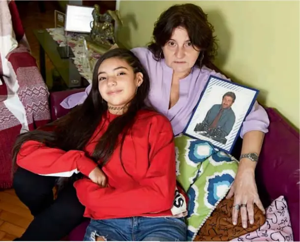  ??  ?? Abuela y nieta “no se olvidan de Cabezas”. Gladys, que mostró una foto junto a su hermano menor de cuando eran bebés, sigue su batalla ante la Justicia; y Iara, que no conoció a su tío abuelo, proyecta estudiar fotografía y ser tan creativa como José Luis.