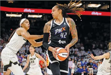  ?? Associated Press ?? Finding a teammate: Phoenix Mercury center Brittney Griner (42) looks to pass as Chicago Sky center Candace Parker defends during the first half of Game 1 of the WNBA Finals, Oct. 10, 2021, in Phoenix.