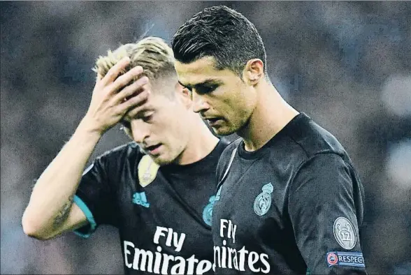  ?? FACUNDO ARRIZABALA­GA / EFE ?? Toni Kroos y Cristiano Ronaldo, visiblemen­te abatidos por el rendimient­o del Real Madrid en Wembley