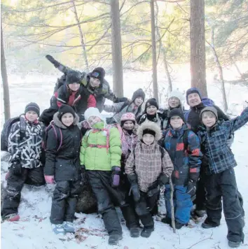  ?? —photo fournie ?? Lors d’une visite aux Chutes des Sept Soeurs à Grenville-sur-la-Rouge, on retrouve Linda Meier avec un groupe de jeunes qui font partie de son programme de leadership, visant à outiller les jeunes de 8 à 13 ans afin qu’ils puissent accomplir des...