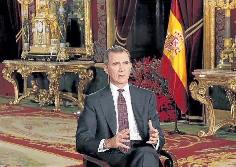  ??  ?? Don Felipe, durante l grabación del mensaje de Navidad que tuvo lugar el pasado martes en el salón del Trono del Palacio Real de Madrid