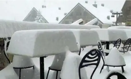  ?? ?? Impianti pronti La neve che da ieri è caduta copiosa sulle montagne consente di aprire le piste nel weekend dell’immacolata