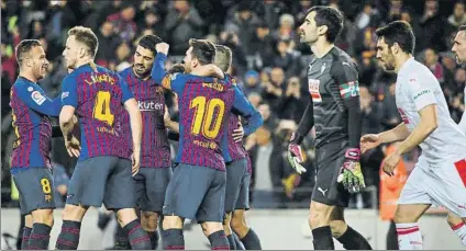  ?? FOTO: PEP MORATA ?? Messi, felicitado tras marcar su gol 400 en Liga Fue el 2-0, que ponía distancia