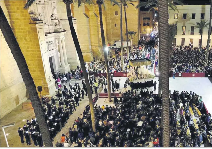  ?? ?? Nuestra Señora del Amor y la Esperanza realiza la ‘revirá’ que le conduciría hacia el Monasterio de Las Puras.