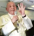  ?? Foto: Andrew Medichini, dpa ?? Papst Afrika.
Franziskus
beim
Rückflug
aus