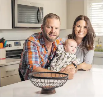  ?? DON MOLYNEAUX ?? Jeffrey and Jennifer Best with baby, Harrison, love the kitchen of their townhome.