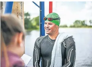  ?? FOTO: LARS FRÖHLICH ?? Der Langstreck­enschwimme­r machte am Freitag Station im Yachthafen Wesel, bevor er weiter in Richtung Emmerich aufbrach.