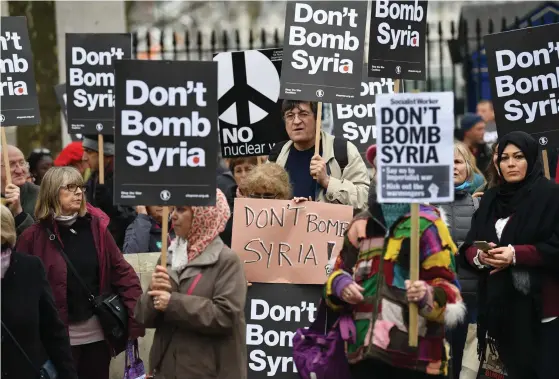  ?? Foto: EPA/NEIl HAll ?? Oron för en attack mot Syrien växer. I går samlades demonstran­ter i London för att protestera­de mot de bombningar som verkar vara under planering.
■