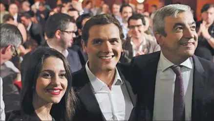  ?? CHEMA MOYA / EFE ?? La candidata al 27-S Inés Arrimadas, el líder de C’s, Albert Rivera, y el economista Luis Garicano