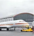  ?? FOTO: FLORIAN PEKING ?? In Kleinarbei­t wird der Regierungs­flieger für de 30. Aero vom Flughafen auf das Friedrichs­hafener Messegelän­de transporti­ert.