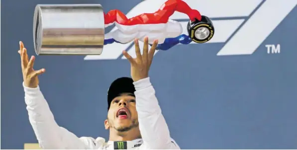  ?? BILD: SN/GEPA PICTURES ?? Die Farben von Frankreich­s Flagge, der Tricolore, dürfen in der Siegertrop­häe für Lewis Hamilton nicht fehlen.