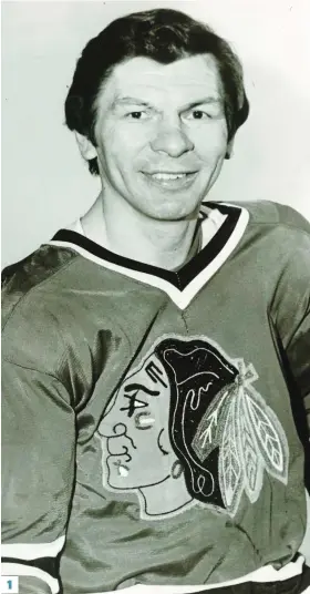  ?? PHOTOS AFP ET COURTOISIE ?? 1. Stan Mikita a rendu l’âme à l’âge de 78 ans mardi dernier. 2. Plusieurs se sont déplacés pour honorer la vedette des Blackhawks. 3. Des partisans de la formation de l’illinois posent devant une statue rendant hommage à Stan Mikita.