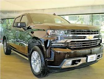  ??  ?? Emblemas High Country en exterior e interior. HIGH COUNTRY