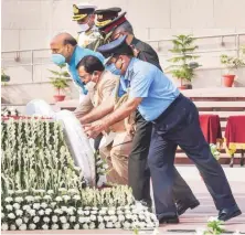  ?? PHOTO: PTI ?? Defence Minister Rajnath Singh pays tribute to the martyrs of Kargil war at the National War Memorial in New Delhi on Sunday