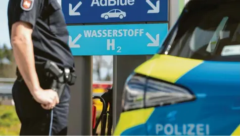  ?? Foto: Friso Gentsch, dpa ?? Die Polizei in Osnabrück setzt bereits auf Wasserstof­f als Energie für einige Streifenwa­gen. Deutschlan­dweit laufen mehrere Pilotversu­che, um die Alltagstau­glichkeit der Technik zu optimieren. Doch in der Politik herrscht Uneinigkei­t über die Zukunft der Energieque­lle.
