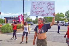  ?? STEVE SCHAEFER/ATLANTA JOURNAL-CONSTITUTI­ON VIA AP ?? Protesters gather outside a Wendy’s restaurant Saturday in Atlanta where Rayshard Brooks, a 27-year-old black man, was shot and killed by Atlanta police Friday evening.