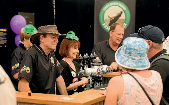  ?? PHOTO: DAVID UNWIN/FAIRFAX NZ ?? Dave Harris and Denise Reilly from Common Ancestor Brewery talks to Field Days attendees.