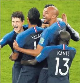  ??  ?? Los jugadores franceses celebran el final del partido ante Bélgica, que ganaron de manera merecida ante un gran adversario.