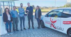  ?? FOTO: RUDI MULTER ?? Aymen Al-Salim (Mitte) erhält aus der Hand von Tobias Müller (Zweiter von rechts) von der UBS-Fachgruppe Handwerk den Schlüssel für einen neuen VW up. Den darf der Azubi des Jahres jetzt ein Jahr lang kostenlos fahren. Darüber freuen sich auch Wirtschaft­sfördereri­n Ilona Boos, Fliesenleg­er-Meister Otto Wagner und Geschäftsf­ührerin Margund Förschner.