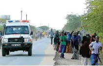  ??  ?? Plusieurs personnes ont dû être transporté­es par ambulance, hier, après l’attaque de l’université de Garissa, qui a duré près de 16 heures.