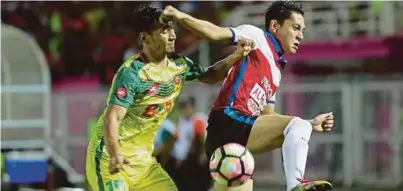  ??  ?? Pertahanan Kedah, Mohd Rizal Ghazali (kiri), mengasak penyerang Kelantan, Muhammad Danial Ashraf pada perlawanan Liga Super 2017 di Kota Bharu, kelmarin.