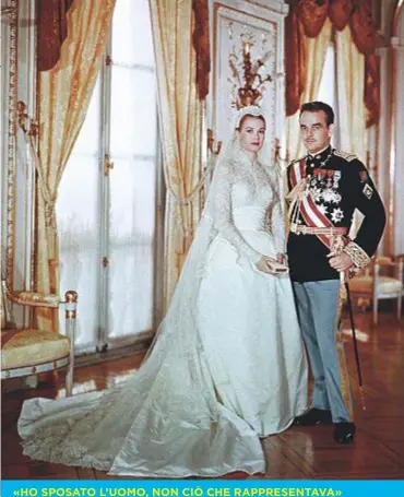  ??  ?? «HO SPOSATO L’UOMO, NON CIÒ CHE RAPPRESENT­AVA» Principato di Monaco, 19 aprile 1956. Grace ha 26 anni, Ranieri, 32. Dopo le nozze posano nei saloni di Palazzo per l’amico Howell Conant. L’abito di lei è della costumista hollywoodi­ana Helen Rose.