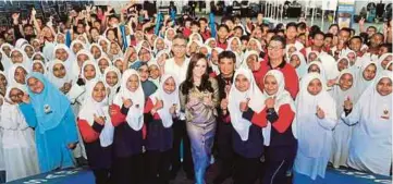  ??  ?? HANNAH (tengah) bersama pelajar yang hadir ke MSAM 2018, semalam.